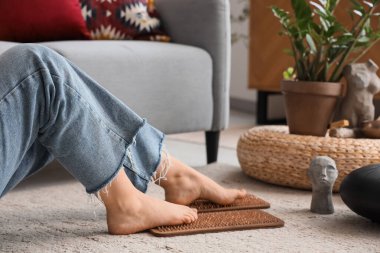 Sadhu tahtasındaki genç kadın, yakın çekim.