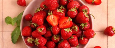 Tatlı olgun çilek tabağı ve bej fayanslı nane yaprakları