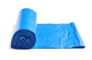 Beyaz arkaplanda mavi çöp torbaları var.