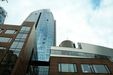 Şehirdeki modern gökdelen manzarası