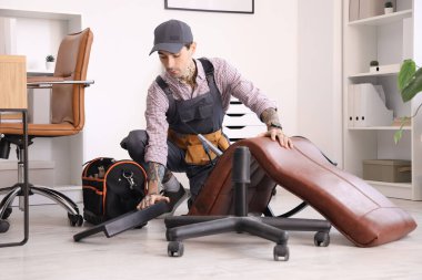 Erkek işçi başkanlık koltuğunda toplanıyor