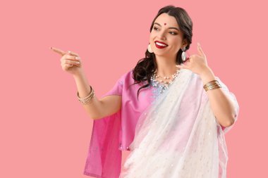 Sari giymiş güzel bir Hintli kadın 