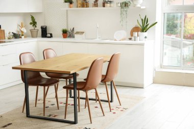 Modern mutfağın içindeki temiz ahşap masa.