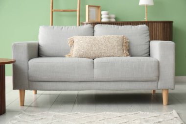 Oturma odasında yastıklı rahat bir kanepe.