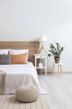 Yatak odası, yatak odası, lamba ve komodin.