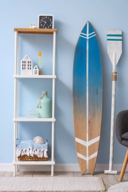 Gri koltuklu ve sörf tahtalı şık bir oturma odası.