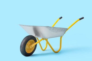 Mavi arkaplanda boş el arabası