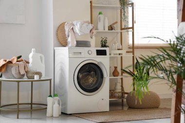 Çamaşır makinesi olan modern banyonun içi.