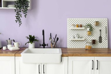 Beyaz tezgahlı modern mutfak ve lavabo.