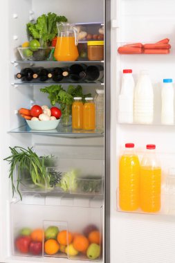 Farklı taze ürünlerle dolu buzdolabı.