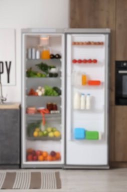 Mutfakta taze ürünler olan büyük bir buzdolabı aç. Bulanık görünüm