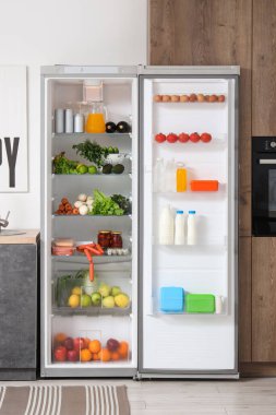 Mutfakta taze ürünlerle büyük bir buzdolabı aç.