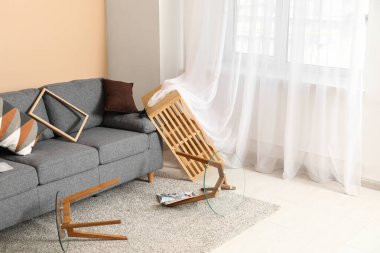 Depremden sonra gri kanepe ile oturma odasının içinde.