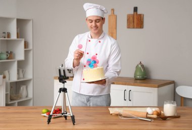 Mutfakta pasta pişirme videosu olan bir erkek aşçı.