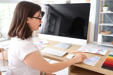 Masada çalışan genç bir iç mimar.