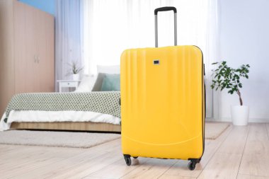 Bavulu yatak odasının içine koydum.