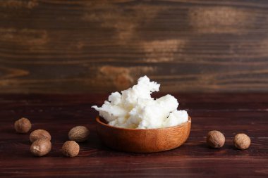 Tahta masada tereyağlı fındıklı kase