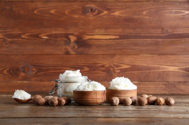 Tahta masada tereyağı ve fındık dolu kâseler.