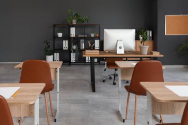 Sınava hazırlanan şık sınıftaki sandalyeli okul masaları.