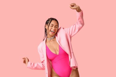 Pembe arka planda rastaları olan zarif Afro-Amerikan kadın.