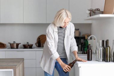 Evde bira içen olgun bir kadın. Alkolizm kavramı