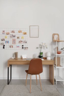 Duvarında modern çalışma alanı ve ruh hali tahtası asılı şık bir oturma odası.