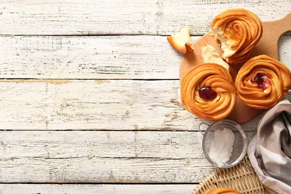 Beyaz ahşap arka planda reçelli lezzetli kabuklular.