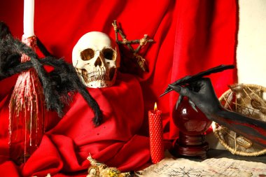 Sihirli özellikleri olan kanlı cadı eli, grunge black table üzerinde tüy ve mum. Cadılar Bayramı