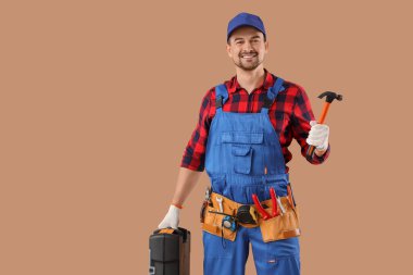 Bej arka planda araçları olan erkek teknisyen