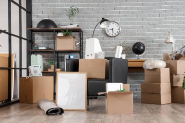 Taşınırken karton kutuları, eşyaları ve mobilyaları olan modern ofis.