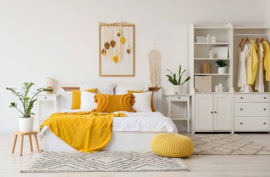 Turuncu ve sarı dekorlu modern yatak odasının içi