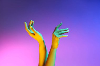 Renkli arka planda tonlanmış kadın elleri