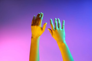 Renkli arka planda tonlanmış kadın elleri