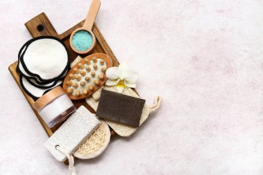 Hafif arkaplanda pamuk pedler ve banyo malzemeleri
