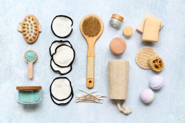 Açık mavi arka planda pamuk ve banyo malzemeleri