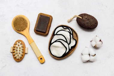 Işık arka planında banyo malzemeleri