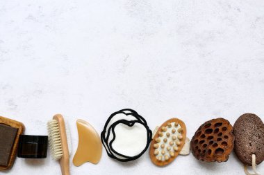 Hafif arkaplanda pamuk pedler, guasha ve banyo malzemeleri.