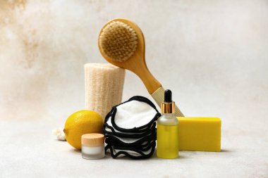 Hafif arkaplanda pamuk, kozmetik, limon ve banyo malzemeleri