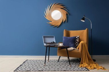 Oturma odası, koltuk, sehpa ve lamba.