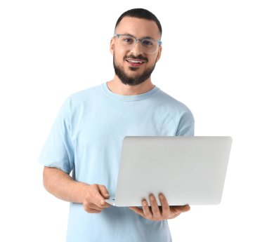 Beyaz arka planda modern dizüstü bilgisayar kullanan gözlüklü yakışıklı bir genç.