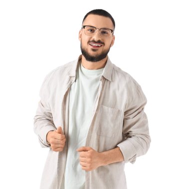 Beyaz arka planda gözlüklü yakışıklı bir genç.