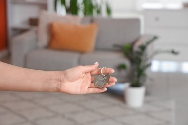 Kadın eli, evden odaya anahtarla, yakın plan.