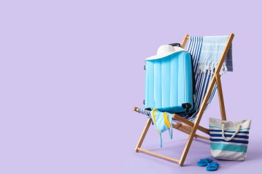 Sırt koltuğu, bavul, mayo ve plaj aksesuarları.