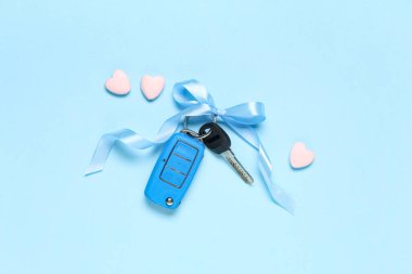 Mavi arka planda yay ve kalp olan araba anahtarı