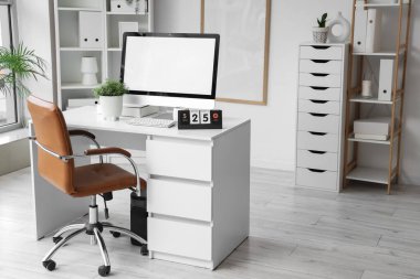 Modern bilgisayar ve takvime sahip ışık ofisinin şık iç tasarımı