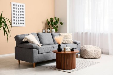 Oturma odasının içi. Masada kanepe ve küp takvimi var.