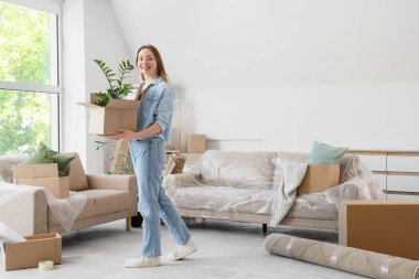 Taşındığı gün odasında kutu olan genç bir kadın.