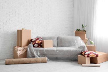 Taşınırken odada film ve kutularla dolu bir kanepe