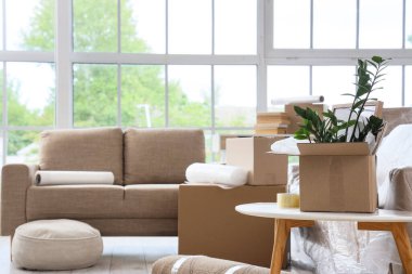 Karton kutulu masa ve taşınma günü odadaki eşyalar.