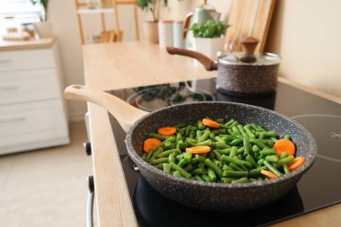 Mutfakta sebzeli kızartma tavası, yakın plan.